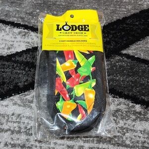 LODGE CAST IRON 2- HOT HANDLE HOLDERS MUITI-COLOR PEPPERS 🌶 MADE IN USA
